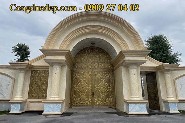 mẫu cổng nh&ocirc;m đ&uacute;c cổ điển